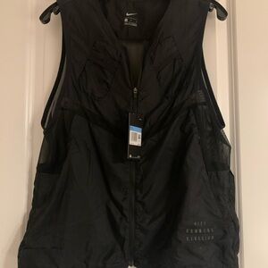 NWT Nike Men's Black Running Division Pinnacle Lightweight Vest. Medium.